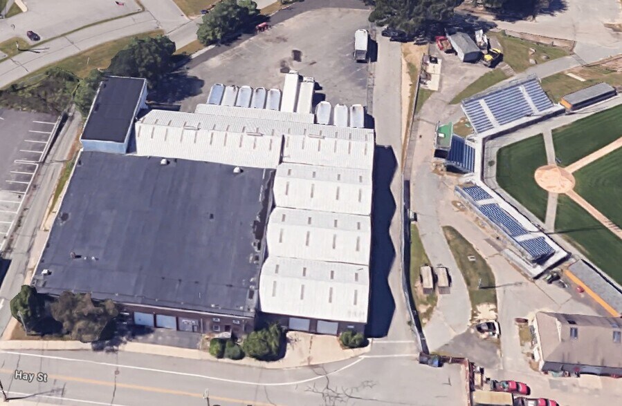 104 Hay St, West Warwick, RI à vendre - Photo du bâtiment - Image 2 de 24