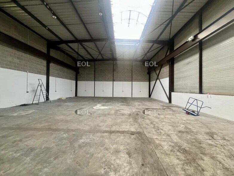 Flex in Le Thillay for lease - Interior Photo - Image 2 of 3