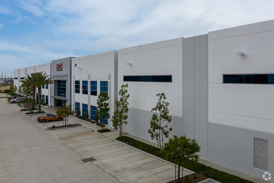 1153 N Ocean Cir, Anaheim, CA à louer - Photo du bâtiment - Image 2 de 4