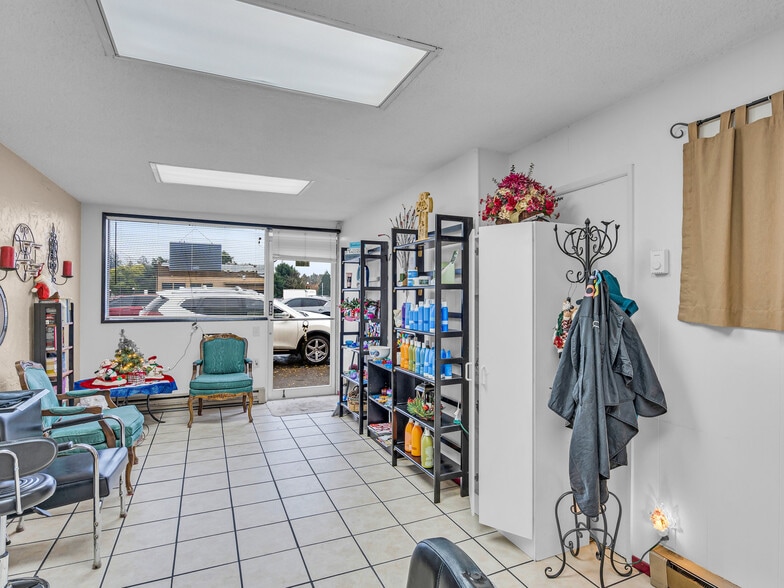 811 E 1st St, Newberg, OR for lease - Interior Photo - Image 3 of 60