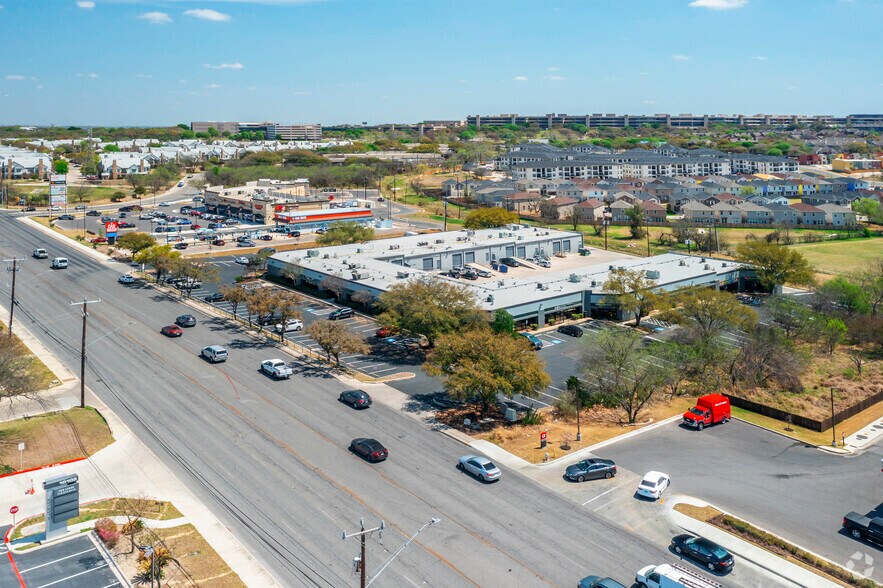 10100-10146 Huebner Rd, San Antonio, TX à louer - Photo du bâtiment - Image 2 de 9