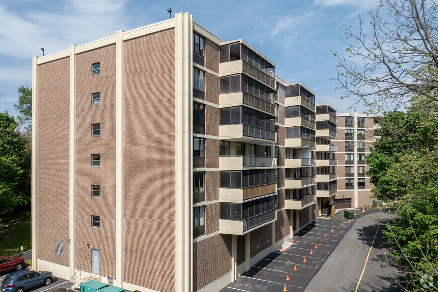 8302 Old York Rd, Elkins Park, PA à vendre - Photo du bâtiment - Image 2 de 5