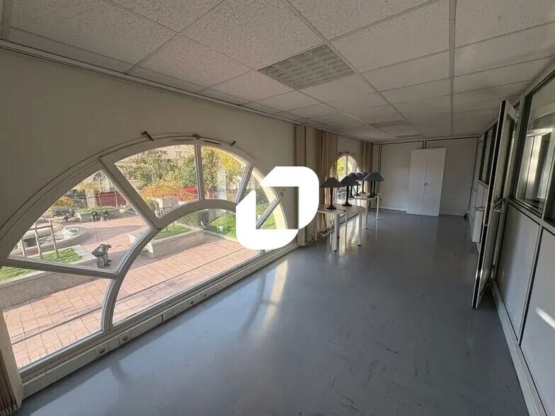 Office in Poissy for lease - Interior Photo - Image 3 of 7