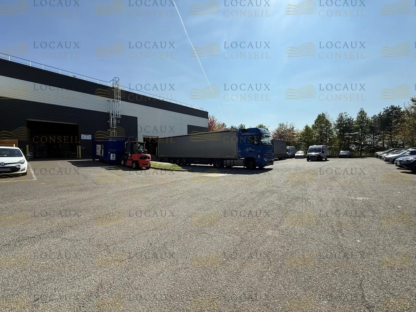 Flex in Roissy-en-France for lease Primary Photo- Image 1 of 7