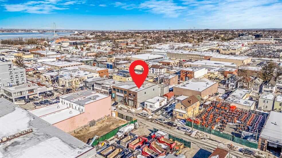 1815 128th St, College Point, NY à vendre - Photo du bâtiment - Image 2 de 29