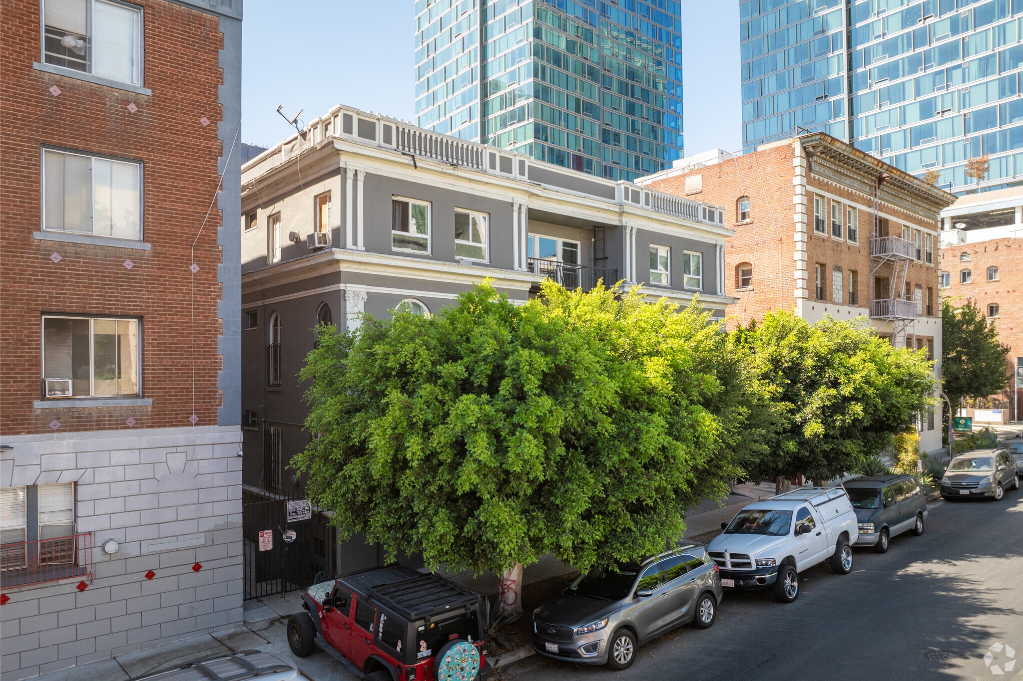 681 Shatto Pl, Los Angeles, CA for sale Primary Photo- Image 1 of 44