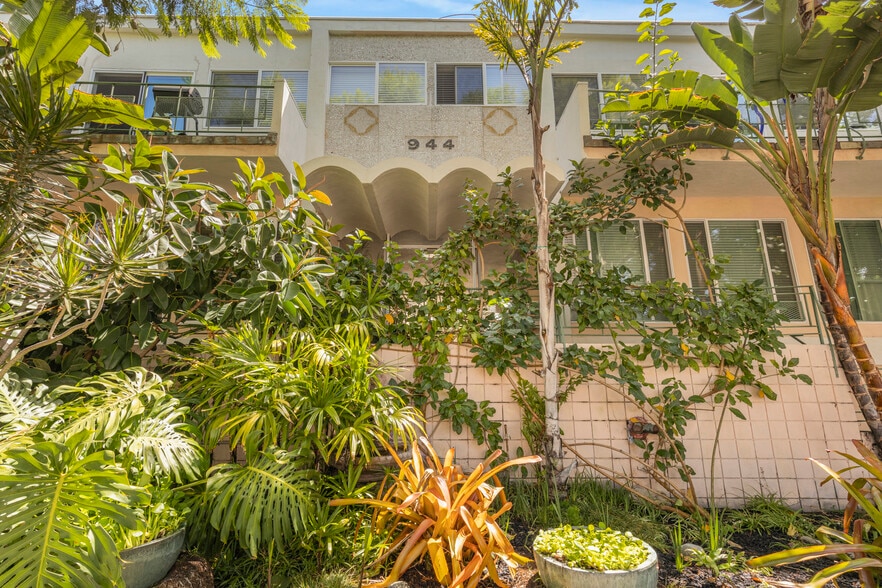 944 N Orange Grove Ave, Los Angeles, CA for sale - Building Photo - Image 2 of 25