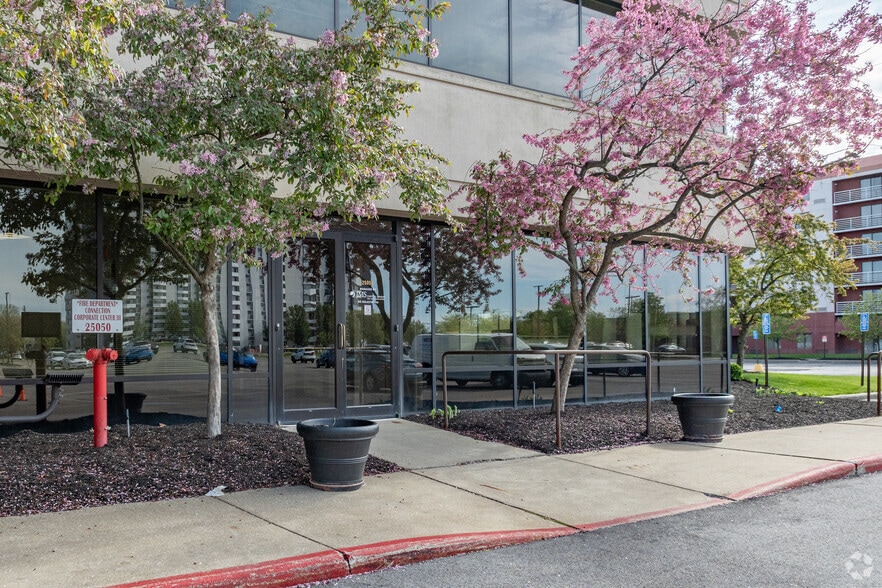 24950-25000 Country Club Blvd, North Olmsted, OH for sale - Building Photo - Image 3 of 25