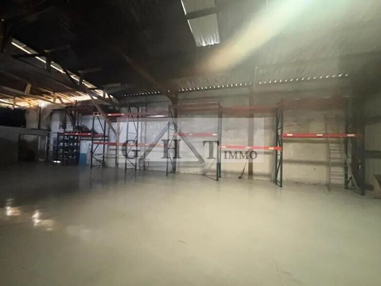Industrial in Mandres-les-Roses for sale - Interior Photo - Image 3 of 15