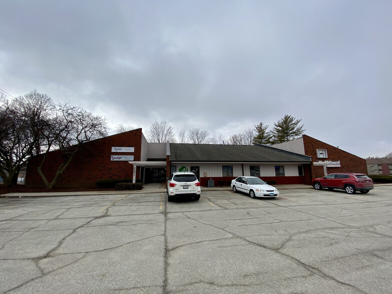 2001-2011 Round Barn Rd, Champaign, IL for sale - Building Photo - Image 1 of 1