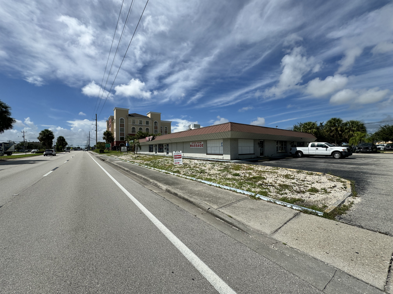 304 Del Prado Blvd, Cape Coral, FL for lease - Building Photo - Image 2 of 2