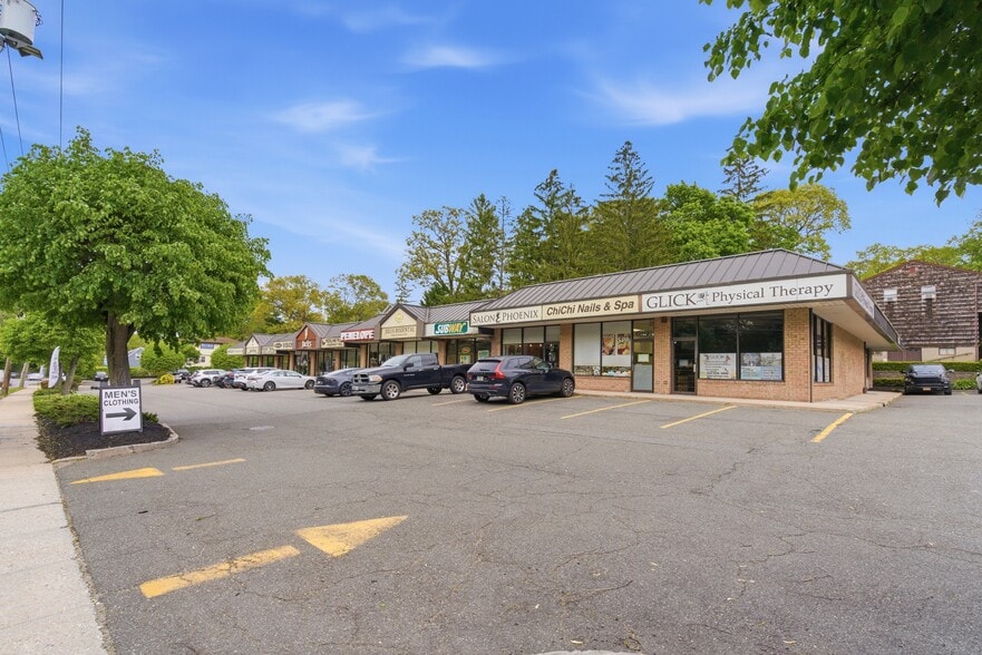 444 W Jericho Tpke, Huntington, NY for sale - Building Photo - Image 2 of 14