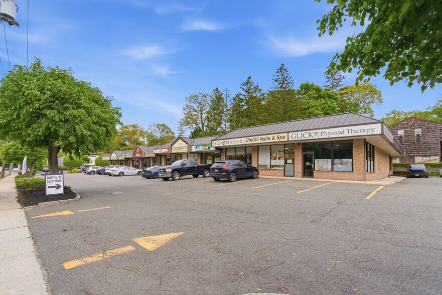444 W Jericho Tpke, Huntington, NY à vendre - Photo du bâtiment - Image 2 de 14