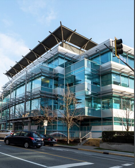 645 Tyee Rd, Victoria, BC à louer - Photo du bâtiment - Image 1 de 1