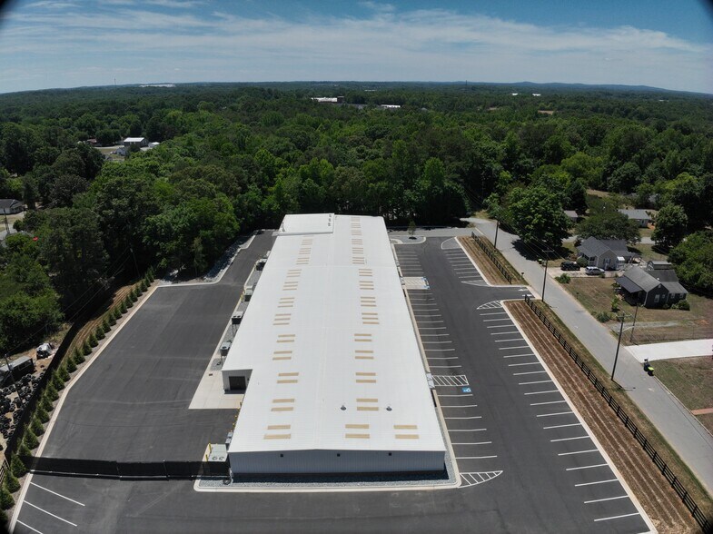 114 S State St, Haw River, NC à vendre - Communauté Matterport - Image 3 de 69