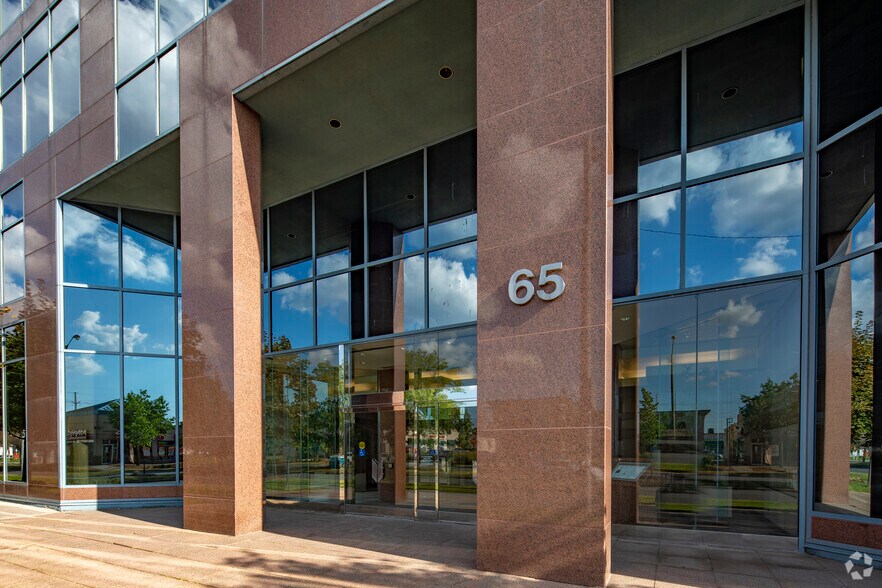65 Overlea Blvd, Toronto, ON à louer - Photo du bâtiment - Image 3 de 4