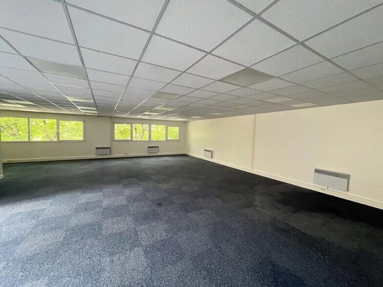 Office in Trappes for lease - Building Photo - Image 3 of 6
