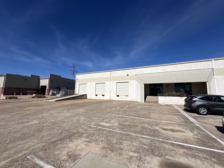 7336 Dogwood Park Dr, Richland Hills, TX for lease - Building Photo - Image 2 of 11