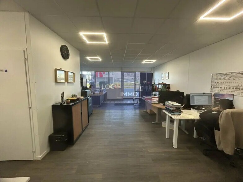 Flex in Le Haillan for lease - Interior Photo - Image 2 of 9