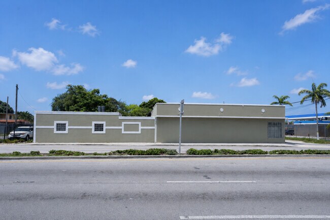Plus de détails pour 2600 NW 103rd St, Miami, FL - Commerce de détail à vendre