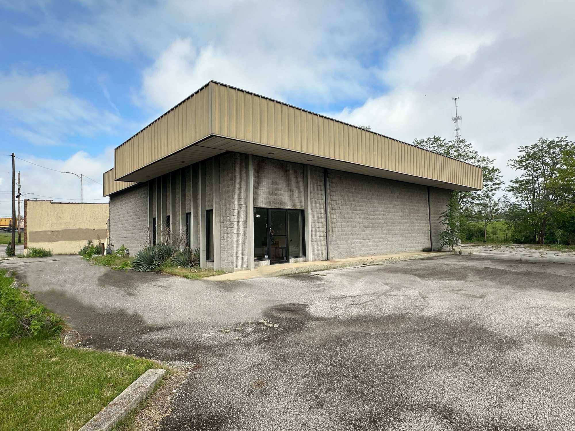 958 Lincolnway, South Bend, IN for lease Building Photo- Image 1 of 8