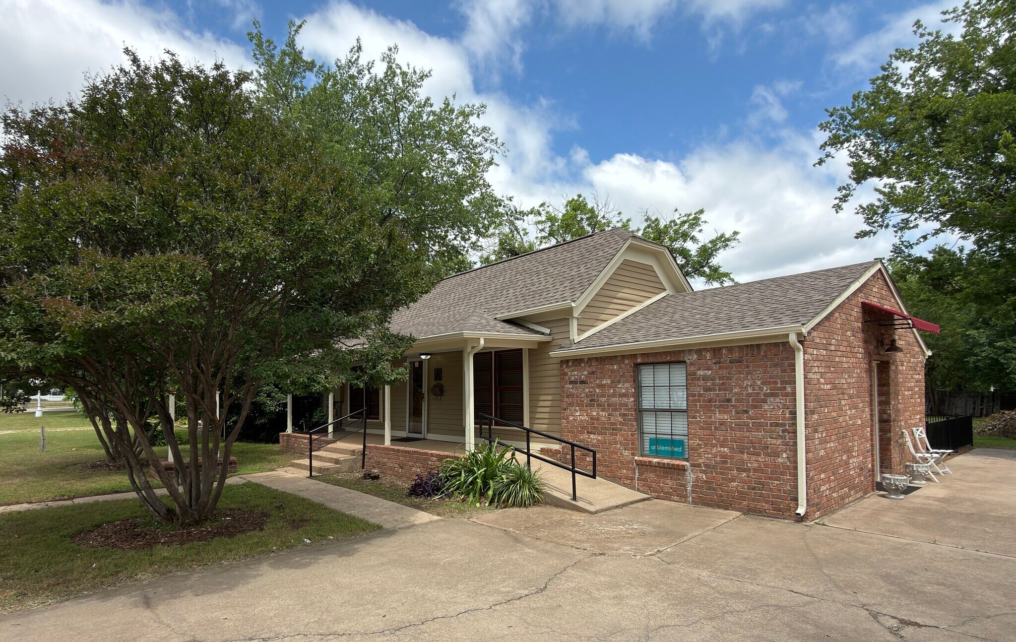 902 W Pearl St, Granbury, TX à louer Photo du bâtiment- Image 1 de 15