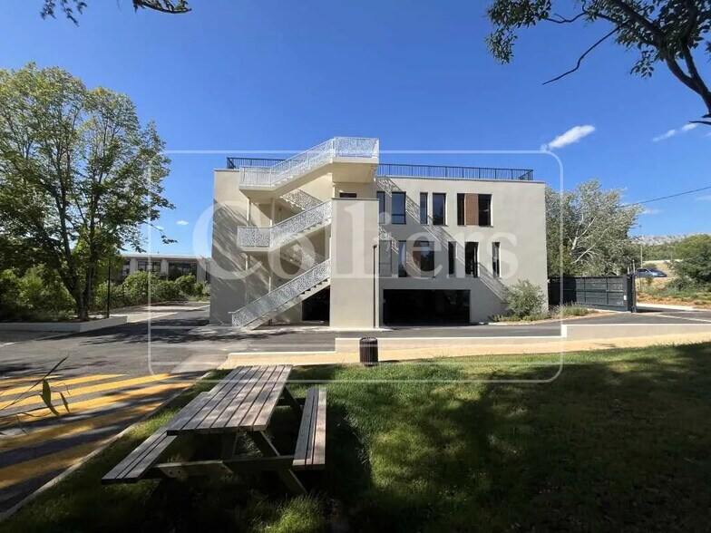 Bureau dans Meyreuil à louer - Photo du bâtiment - Image 3 de 14