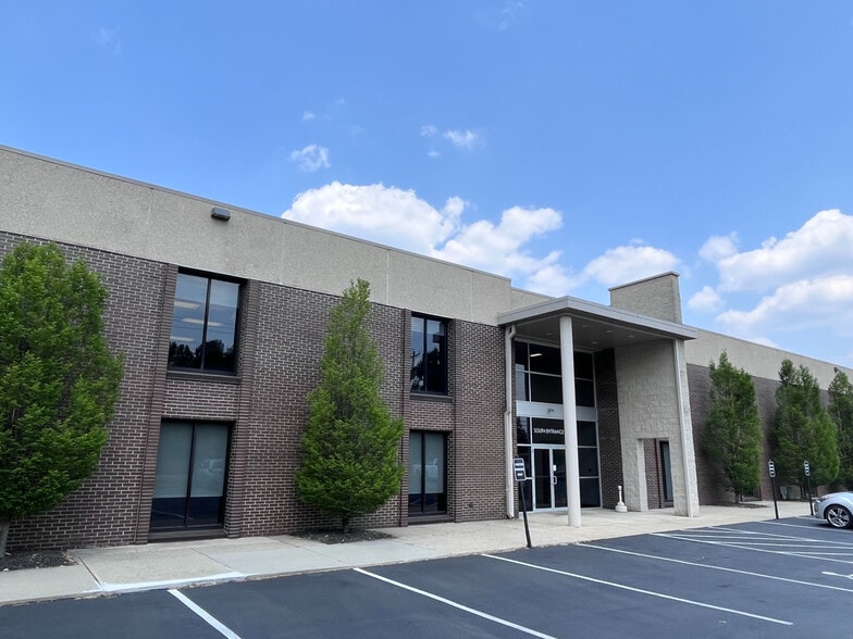 1550 Old Henderson Rd, Columbus, OH for lease - Building Photo - Image 1 of 8