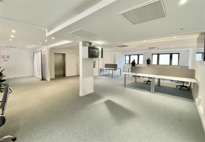 Office in Neuilly-sur-Seine for lease - Building Photo - Image 3 of 8