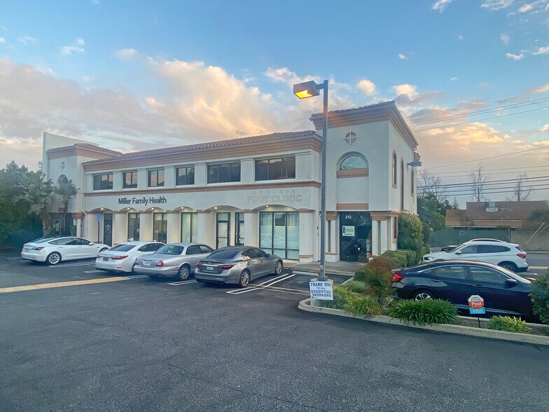 212 E Foothill Blvd, Arcadia, CA à louer - Photo du bâtiment - Image 2 de 3