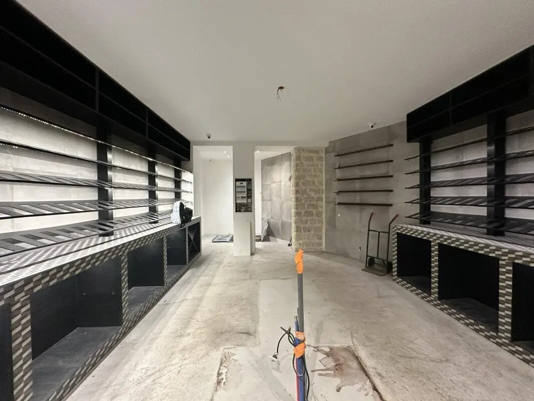 Retail in Paris for lease Building Photo- Image 1 of 8