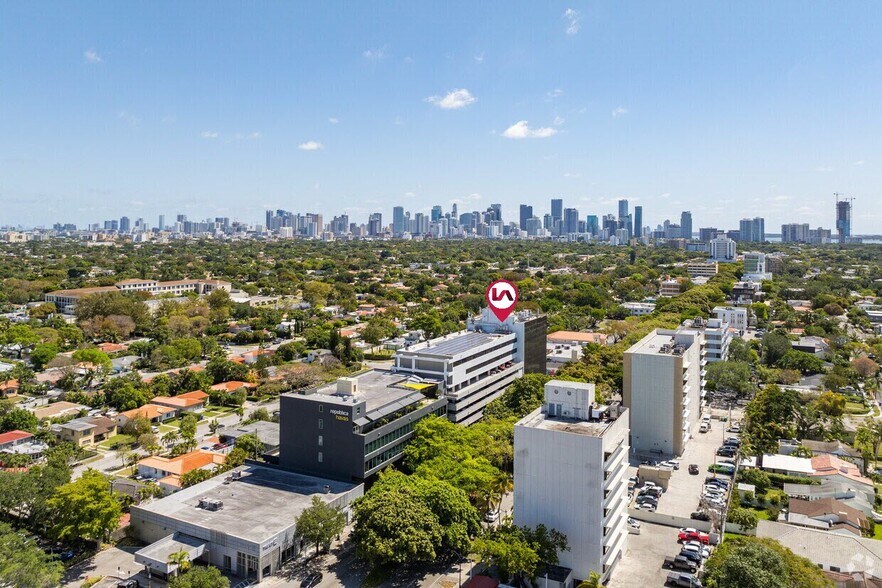 2103 Coral Way, Miami, FL à louer - Photo du bâtiment - Image 3 de 10