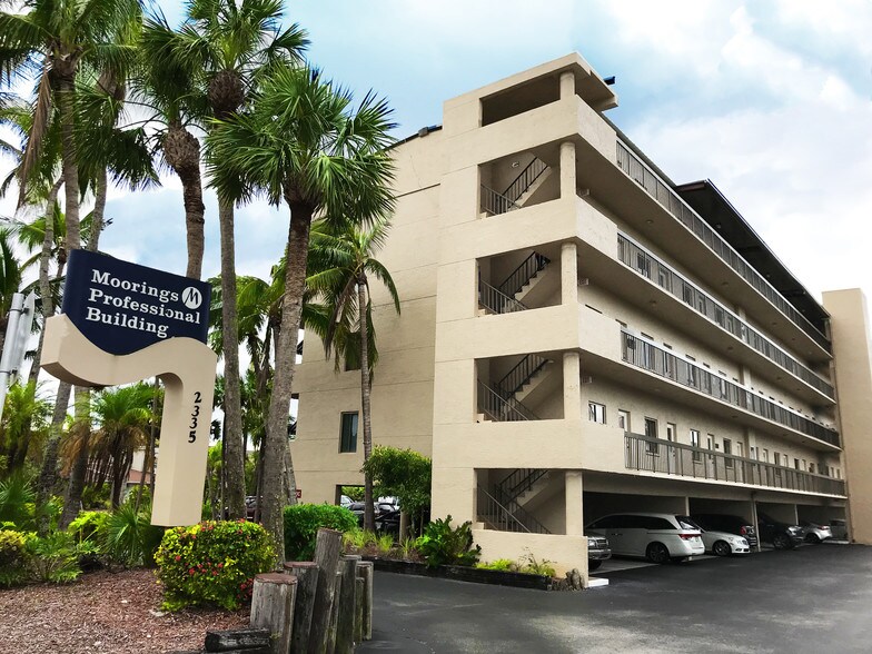 2335 Tamiami Trl N, Naples, FL à vendre - Photo du bâtiment - Image 2 de 64