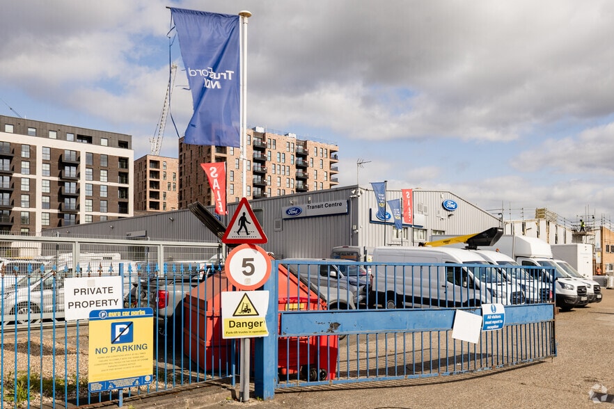 Clayton Rd, Hayes for lease - Primary Photo - Image 1 of 2