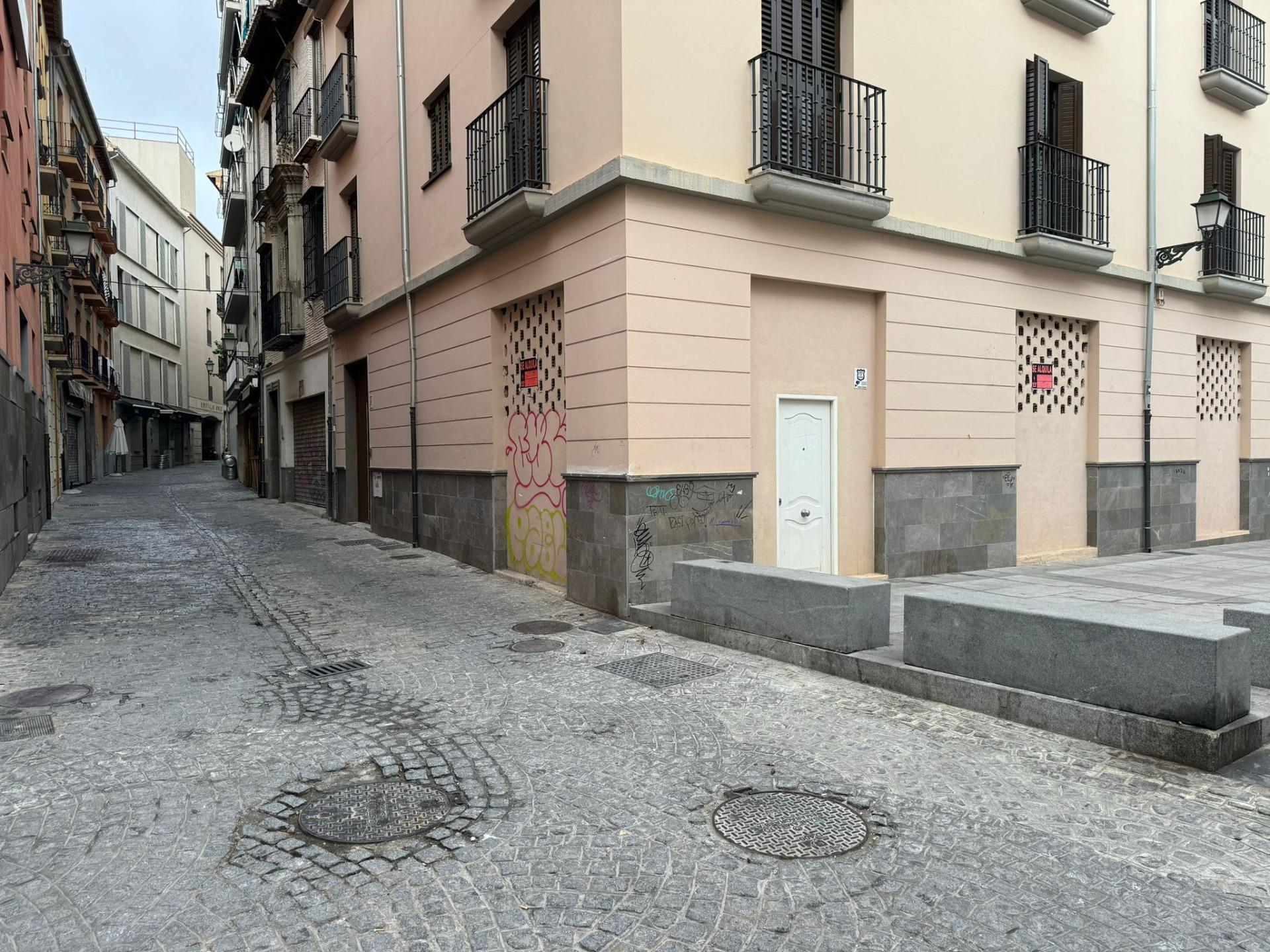 Retail in Granada, Granada for lease Building Photo- Image 1 of 8