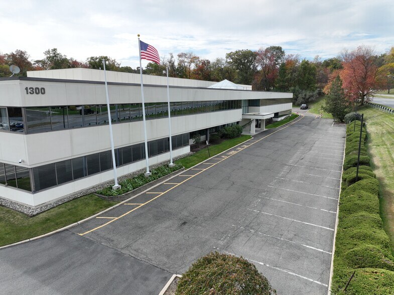 1300 MacArthur Blvd, Mahwah, NJ à louer - Photo du bâtiment - Image 3 de 4