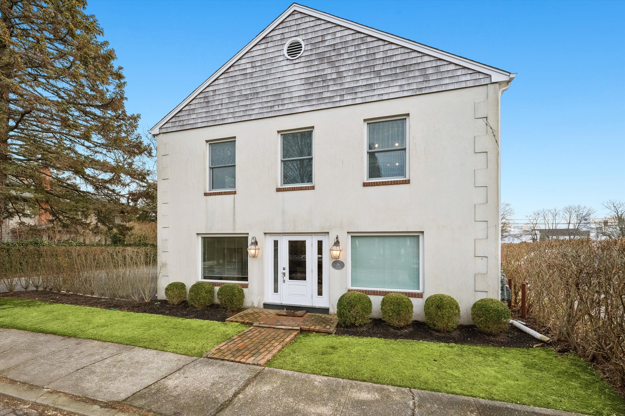 28 Cameron St, Southampton, NY for sale Primary Photo- Image 1 of 17