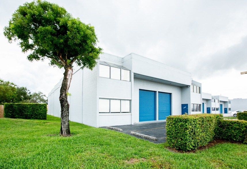 14200-14238 SW 136th St, Miami, FL à louer - Photo du bâtiment - Image 2 de 6
