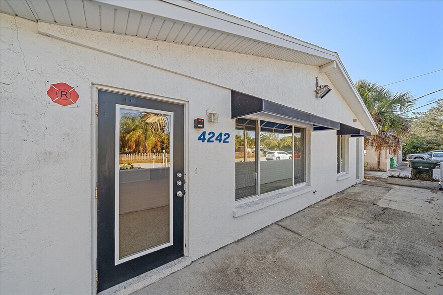 4242 McIntosh Ln, Sarasota, FL à vendre - Photo du bâtiment - Image 3 de 25