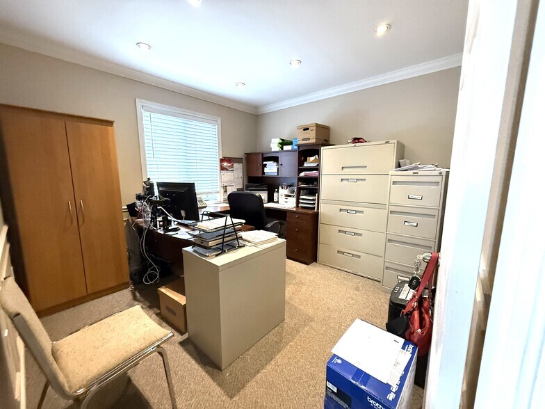 218 Lockhart Rd, Barrie, ON à vendre - Photo du bâtiment - Image 3 de 10