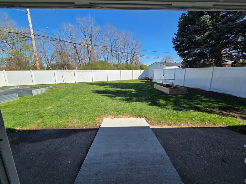 34354 Moravian Dr, Sterling Heights, MI for sale - Building Photo - Image 2 of 5