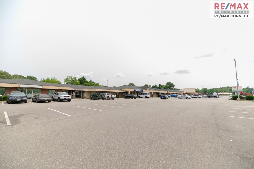 1747-1811 George Washington Memoria Hwy, Gloucester Point, VA for lease - Building Photo - Image 2 of 4