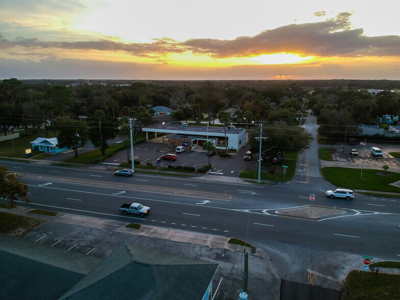 512 N Ridgewood Ave, Edgewater, FL à louer - Photo du bâtiment - Image 3 de 6