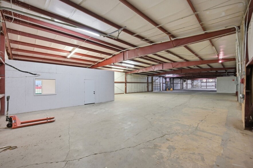 220 S Alliance Ct, Oklahoma City, OK for lease - Interior Photo - Image 2 of 15