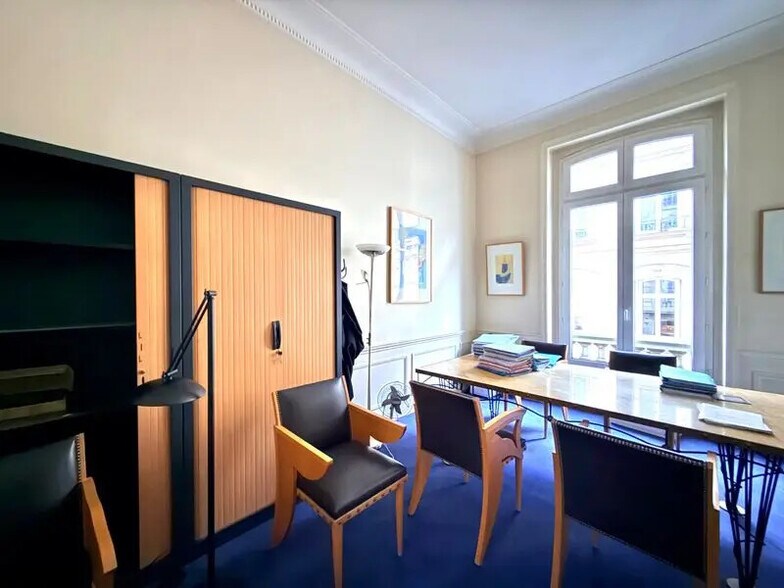 54 Rue De Ponthieu, Paris for lease - Interior Photo - Image 2 of 9