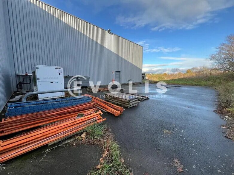 Local d'activités dans FLEURIEUX-SUR-L'ARBRESLE à vendre - Photo du bâtiment - Image 3 de 17