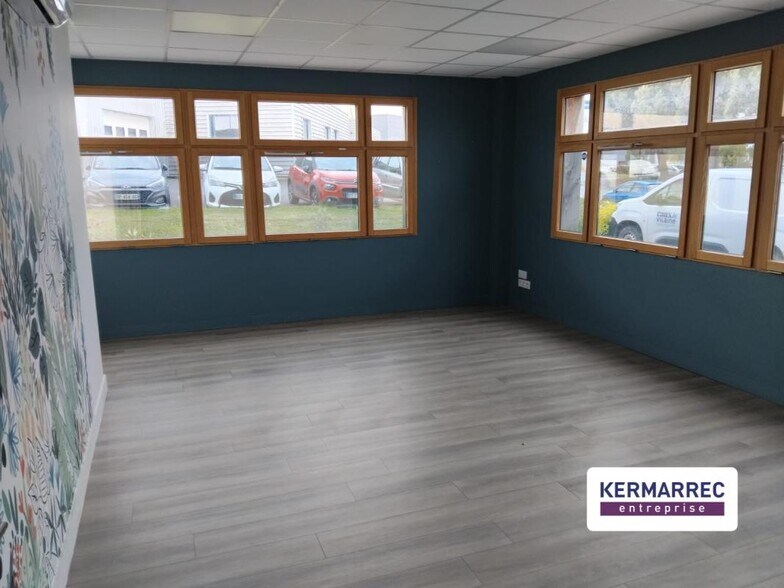 Office in Pacé for lease - Interior Photo - Image 1 of 3