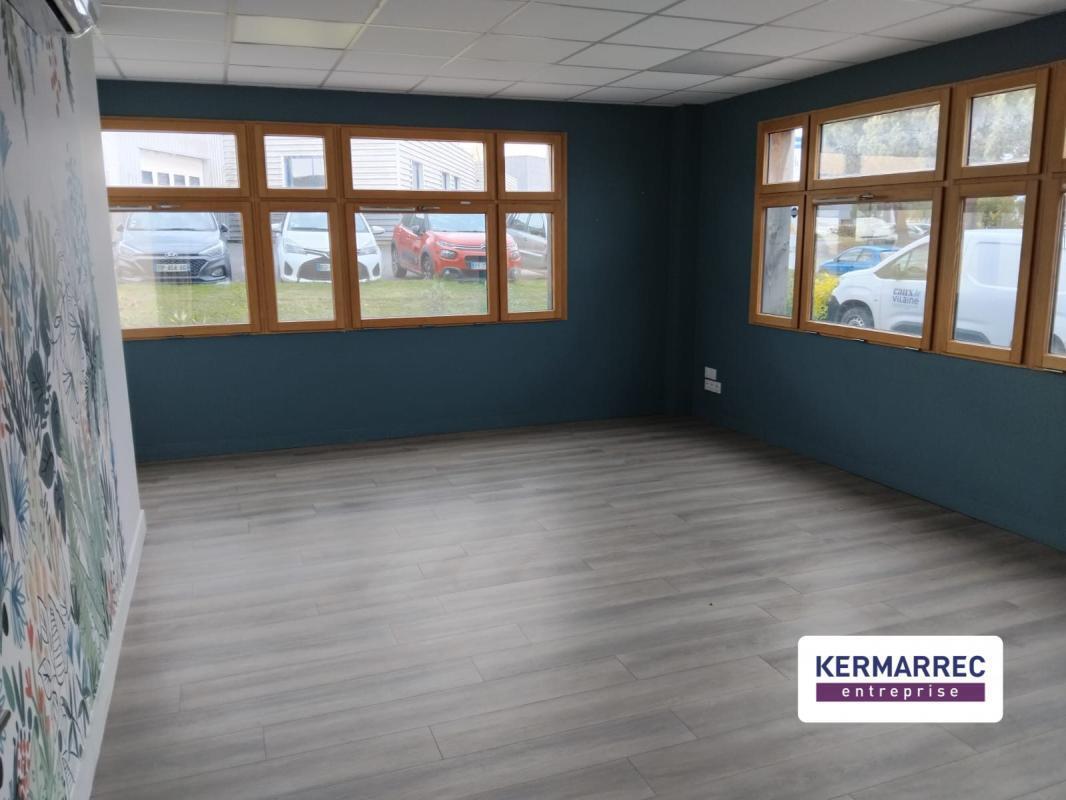 Office in Pacé for lease Interior Photo- Image 1 of 4