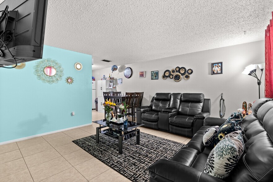 8040 47th Ave N, Saint Petersburg, FL à vendre - Photo du bâtiment - Image 3 de 12