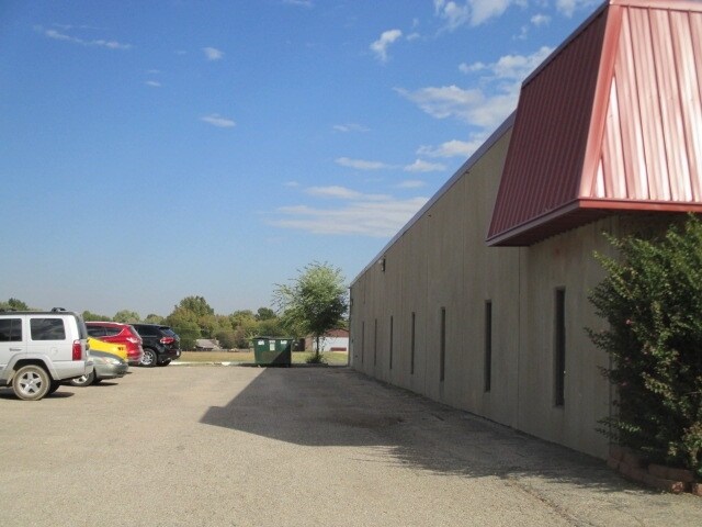 205 W Hartford Ave, Ponca City, OK à louer - Photo du bâtiment - Image 2 de 11